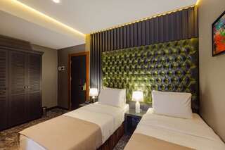 Отель Tapis Rouge Boutique Hotel Батуми Двухместный номер Делюкс с 2 отдельными кроватями и балконом-9